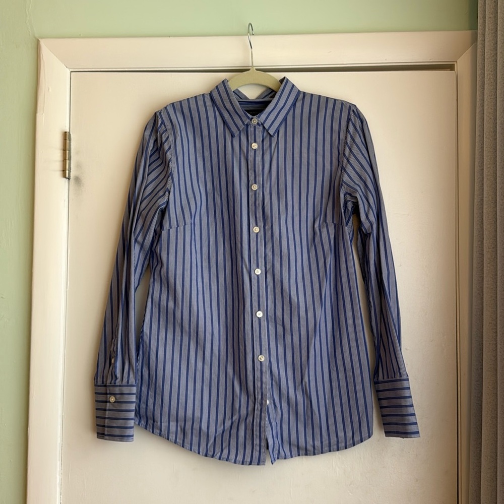 Banana republic women’s button-down blue striped size 8